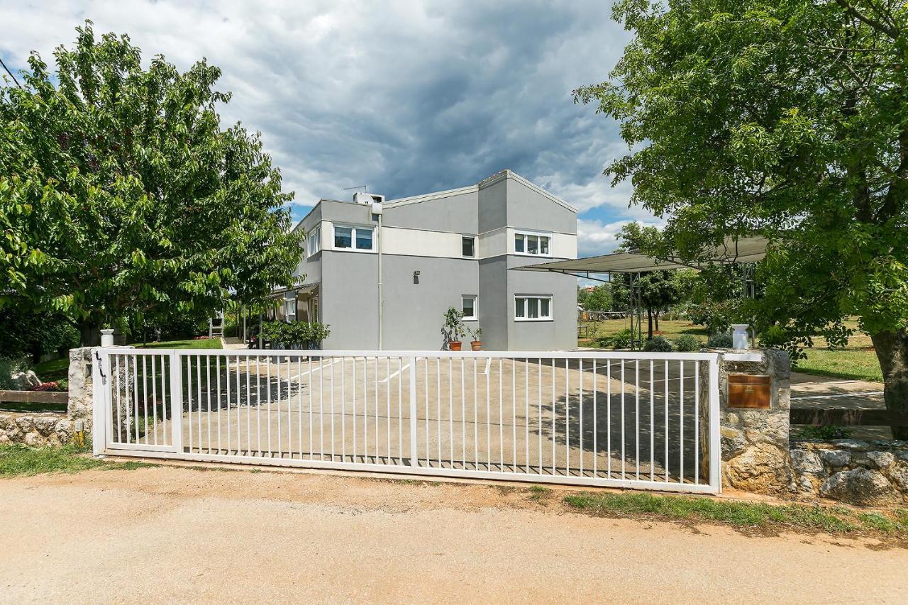 Apartments Dama Πόρετς Εξωτερικό φωτογραφία